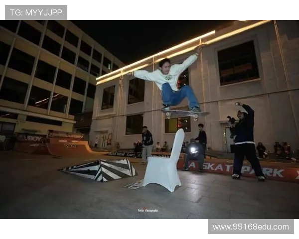 小福妹征服巨型滑板:从颤抖到飞驰的逆袭之路(1) 小福妹征服巨型滑板:从颤抖到飞驰的逆袭之路(1)