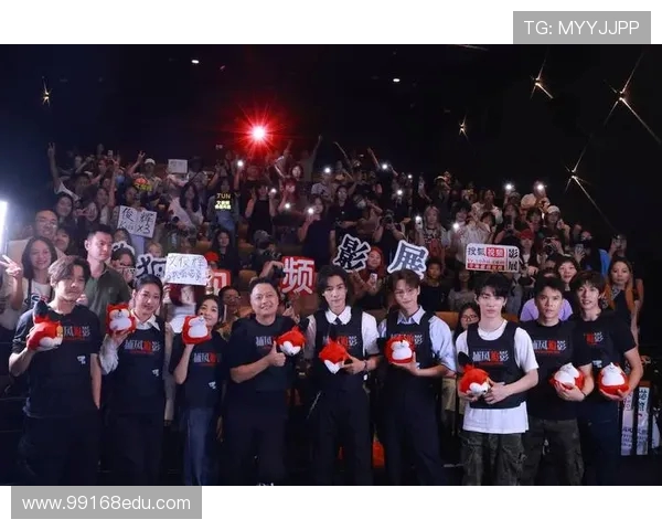 文俊辉巴黎街头武术炫技 中国功夫点燃法式热情 文俊辉巴黎街头武术炫技 中国功夫点燃法式热情