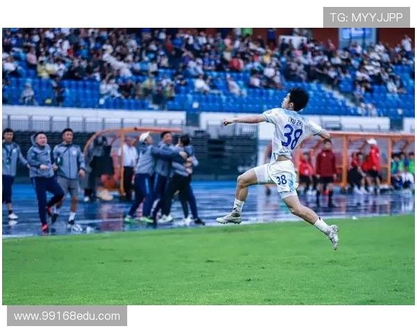 留洋小将刘锦程西海岸试训获好评,中场新星崭露头角 留洋小将刘锦程西海岸试训获好评,中场新星崭露头角